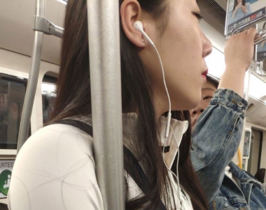 深圳地铁邂逅美丽女人，需要搭讪的勇气