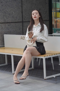 街拍旅拍百褶裙美女图片