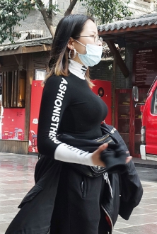 美女姐姐戴着口罩也不失风韵