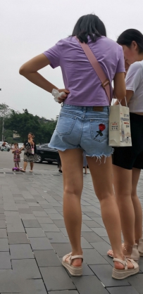 街拍牛仔热裤美女图片-4