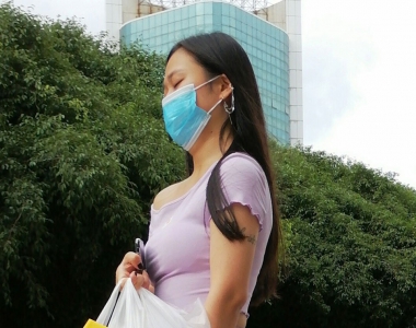 街拍时尚穿搭紫色短裙美臀美少妇写真