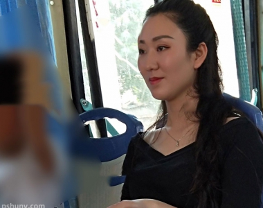 街拍牛仔热裤美腿美女图片