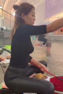 街拍黑色T恤黑色皮裤女钓手图片