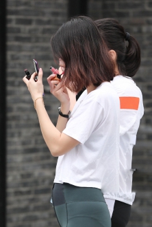 淑女边走边化妆