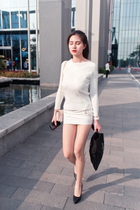 白色连衣裙高跟美女高清写真图片