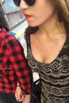 街拍暗金色连衣短裙美女图片