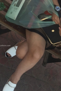 街拍时尚穿搭黑色吊带上衣美女图片