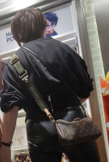 街拍黑色皮裤长腿美少妇图片