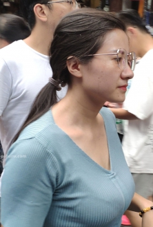 街拍美女经典蓝色牛仔裤穿搭