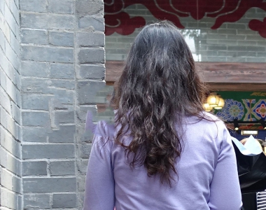 街拍紫色连衣裙长裙美女图片