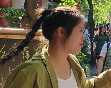军绿色外套白色短袖美女穿搭分享