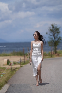 旅拍作品：海边的白裙女孩