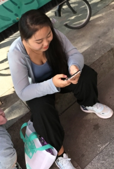候车中玩手机的女人