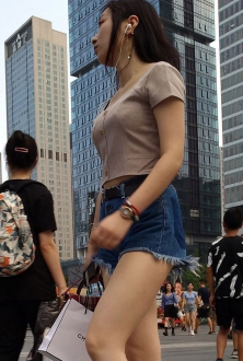 街拍东莞街头的热裤美腿美女图片