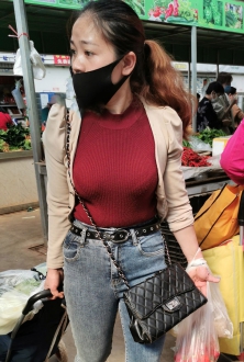 带上口罩也遮盖不了她的魅力