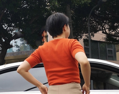 街拍穿搭卡其色休闲裤美女图片