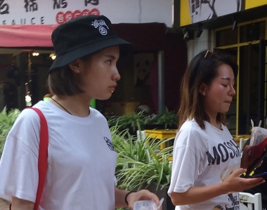 街拍白色T恤大长腿美女图片