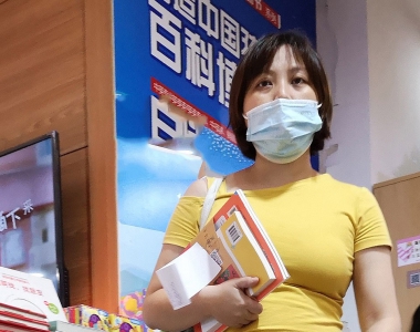 街拍美女浅色牛仔热裤肉肉的大腿