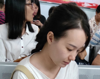 街拍白色T恤牛仔热裤美腿美女图片