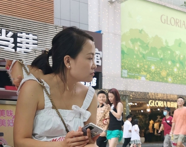 街拍牛仔热裤美腿美女图片-7
