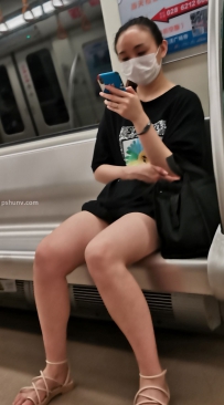 街拍黑色长T恤美女写真图片