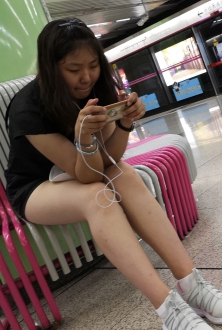 偷拍玩手机的美女