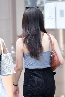 街拍好身材美女黑色灯芯绒长裤图片
