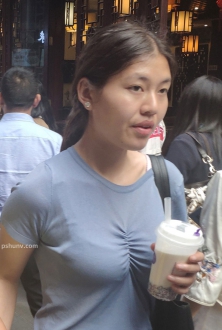 凤凰古城街拍喝奶茶的女人