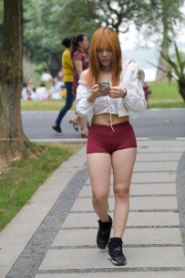 超紧红色热裤美女写真图片