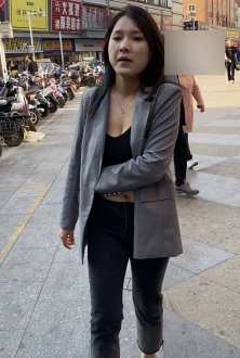 美女小西装也透出性感的身段