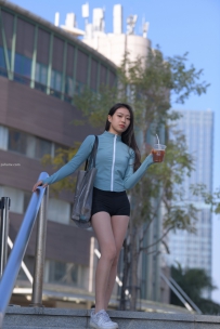街拍黑色超短热裤美女图片