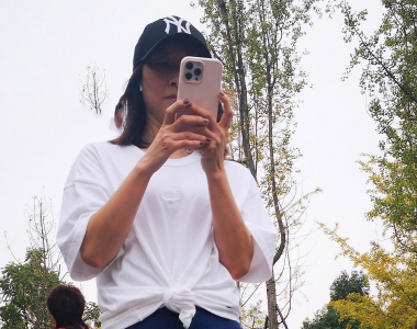 街拍运动健美美女蓝色运动裤肉感十足