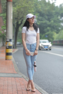 九分裤紧身牛仔把美女身材勾勒的美轮美奂