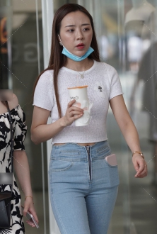 美女若有所思
