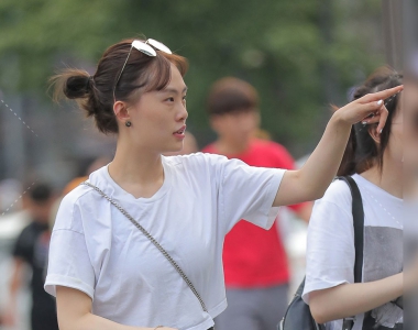 街拍白色T恤黑色运动紧身裤健身美女图片-7
