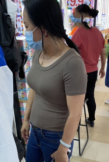 周末逛超市的丰满熟女