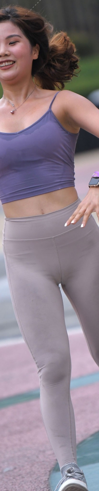 户外运动中的美臀熟女
