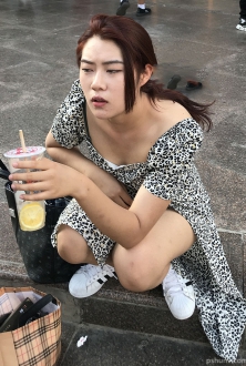 街拍喝柠檬茶的美女图片