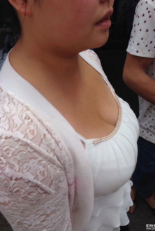 南方农村赶集丰满熟女姐姐迷人的乳沟