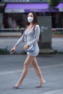 街拍丰韵包臀裙美女
