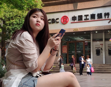 街拍牛仔热裤美腿美女图片
