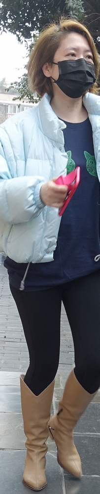 街拍羽绒服美臀熟女美女图片
