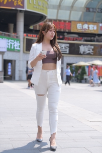 白色牛仔裤小姐姐