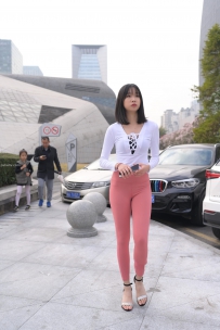 经典街拍旅拍粉色瑜伽裤少女