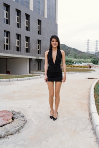 下班逛公园的美女