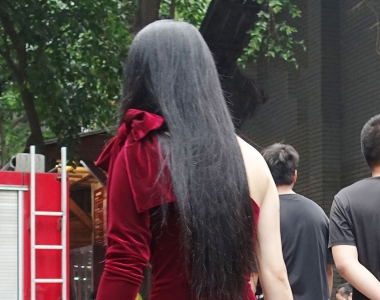 街拍深红色连衣长裙美臀蜜桃臀美女图片
