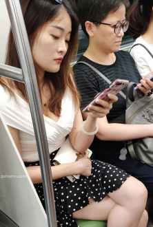 街拍白色斑点裙美女图片