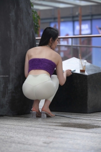 紫韵：紫色抹胸装迷人