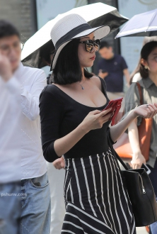 街拍戴米白色遮阳帽的美女图片