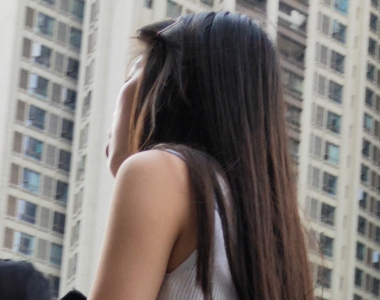 街拍白色无袖T恤背带牛仔热裤翘臀美女图片